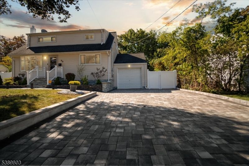 Attached, Exterior, Facade, Cape Cod