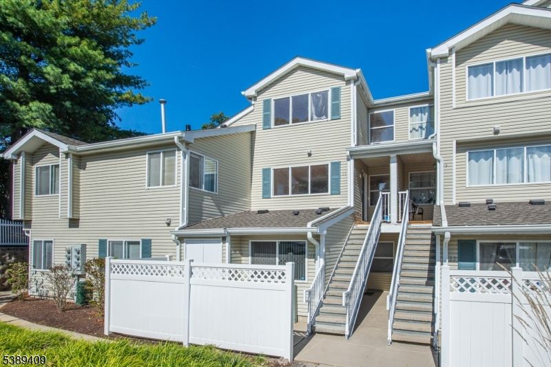 Exterior, Facade, Rowhouse