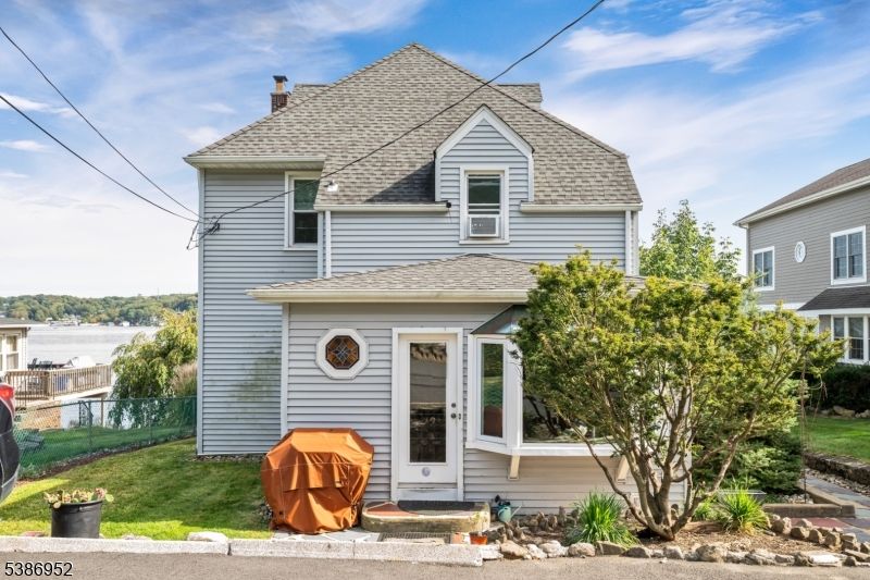Exterior, Facade, Queen Anne Victorian