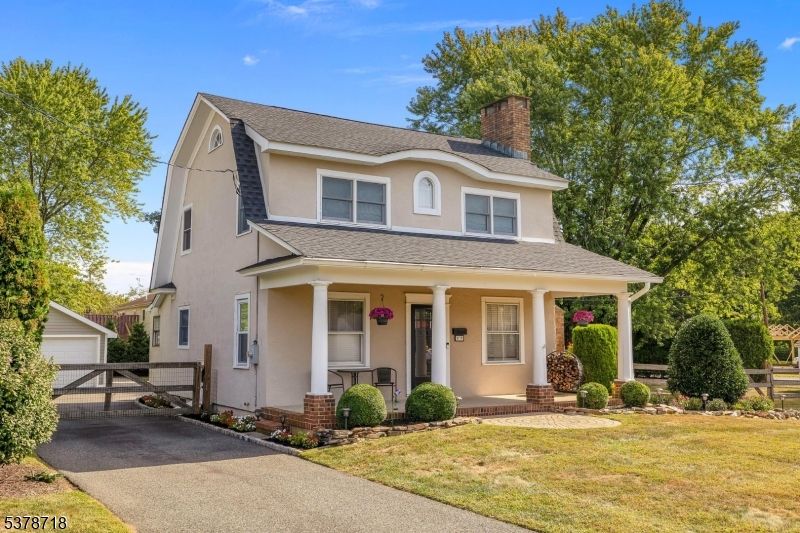 Exterior, Facade, American Foursquare
