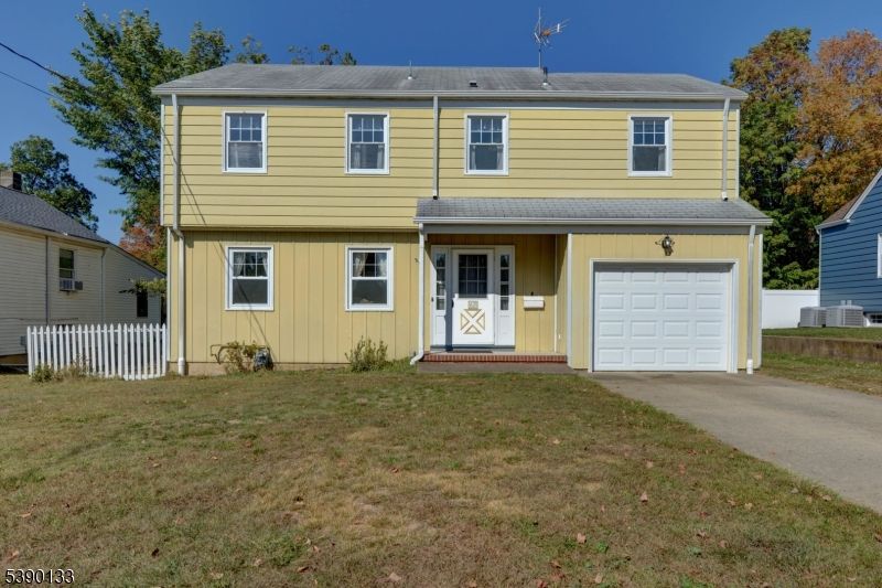 Attached, Exterior, Facade, Cape Cod