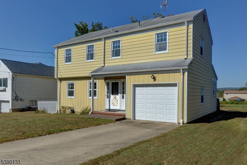 Attached, Exterior, Facade, Cape Cod