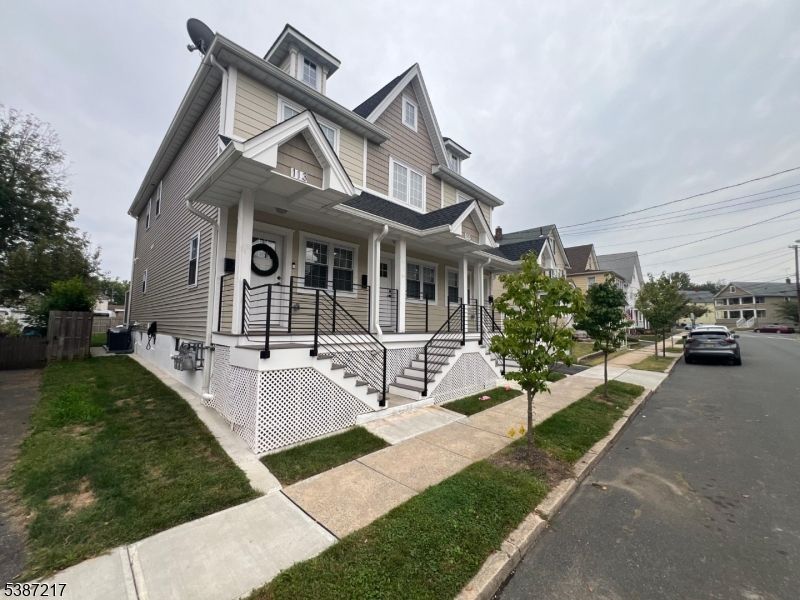 Exterior, Facade, Queen Anne Victorian