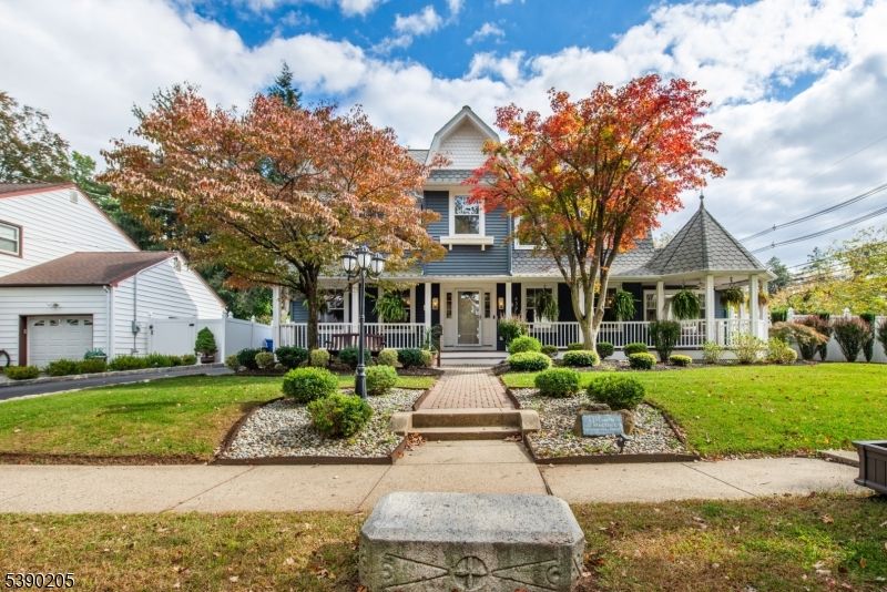 Attached, Exterior, Facade, Queen Anne Victorian
