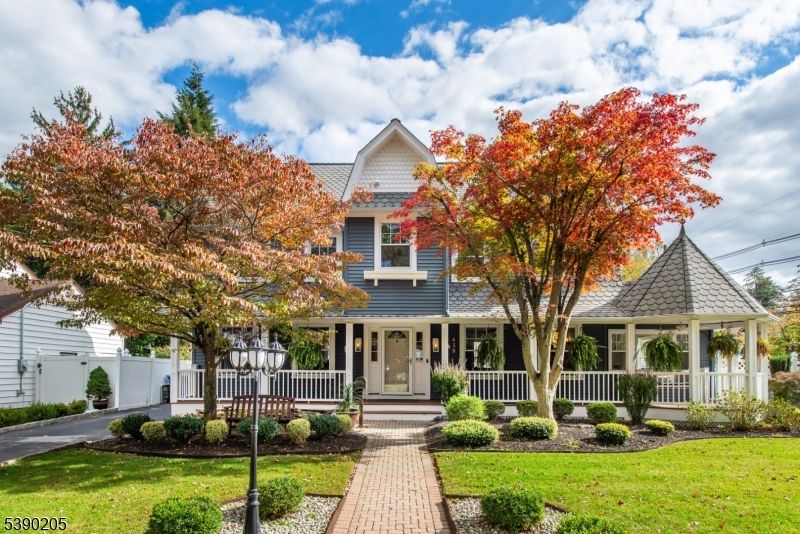 Exterior, Facade, Queen Anne Victorian