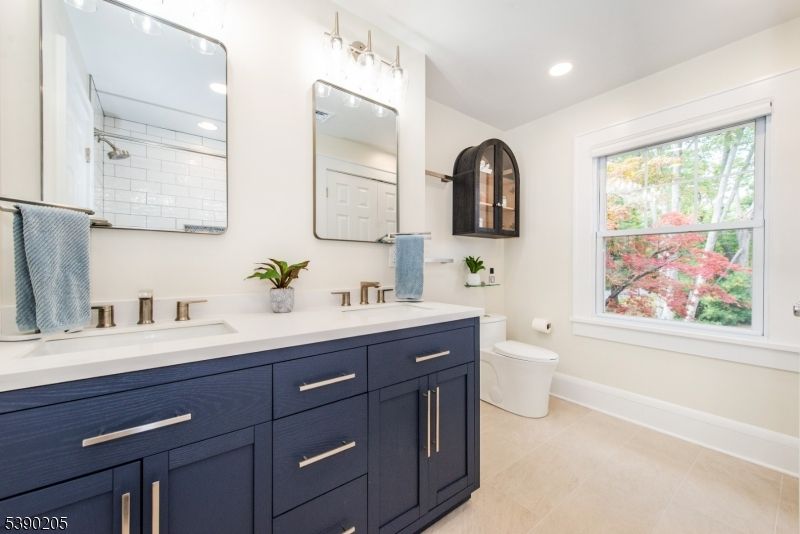 Bathroom, Dual Sink Vanities, Interior, Recessed Lighting