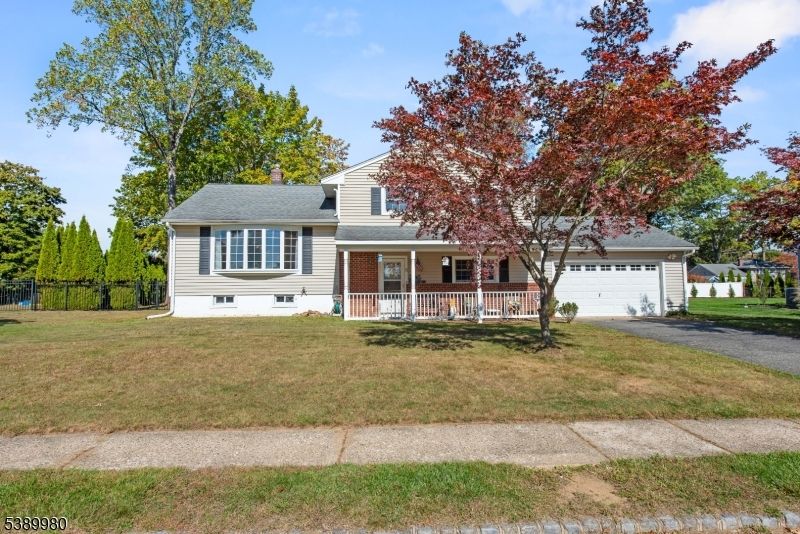 Attached, Exterior, Facade, Cape Cod