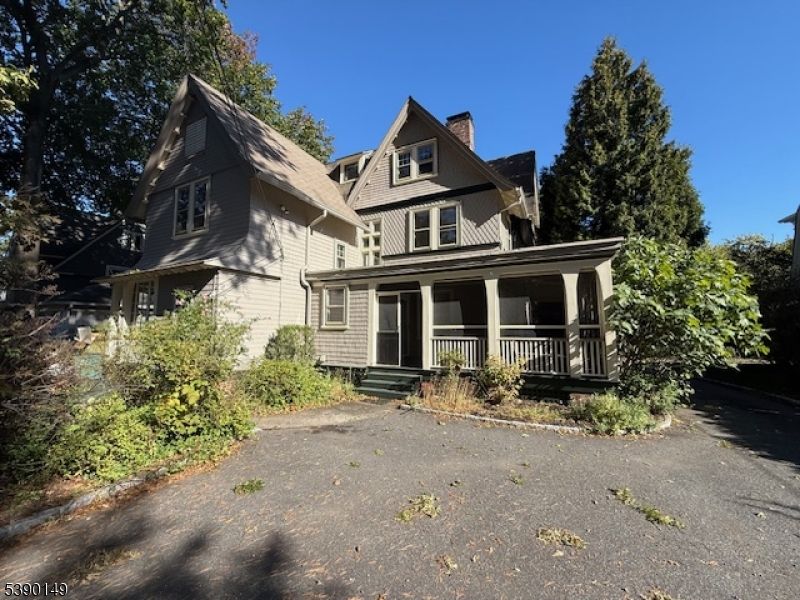 Exterior, Facade, Queen Anne Victorian