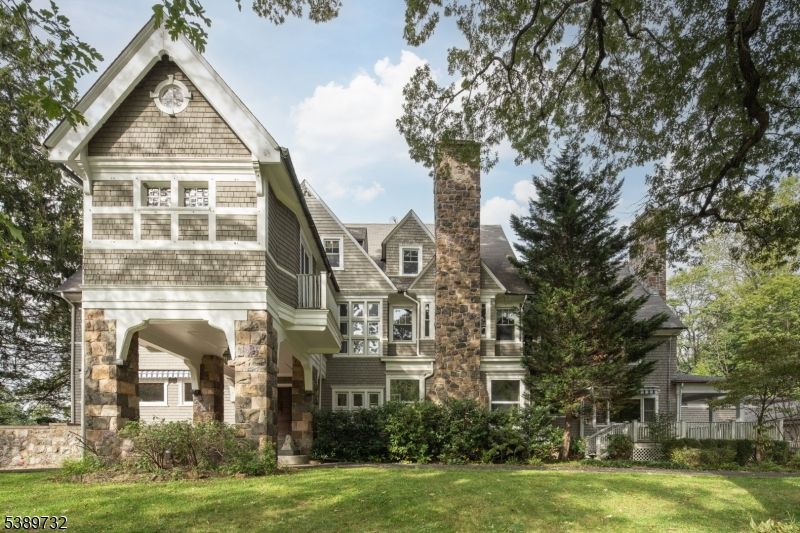 Backyard, Exterior, Facade, Queen Anne Victorian