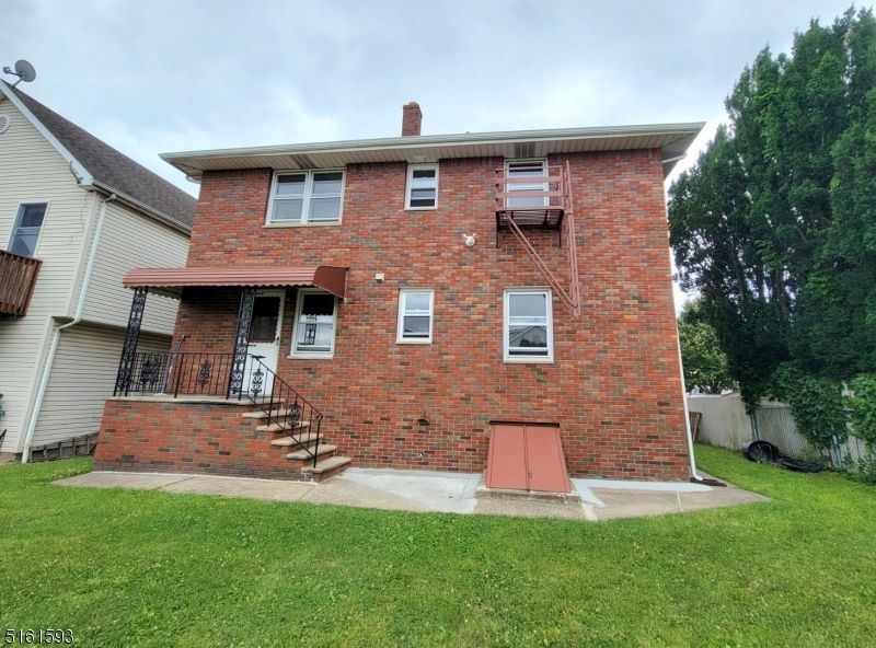 Exterior, Facade, Brick Facade, Georgian