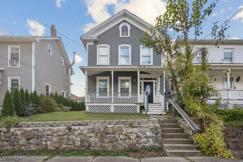 Exterior, Facade, Queen Anne Victorian