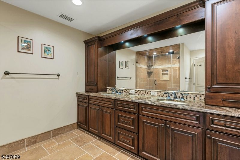 Bathroom, Dual Sink Vanities, Interior, Recessed Lighting