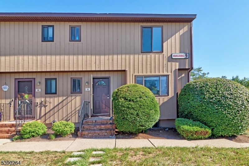 Exterior, Facade, Raised Ranch