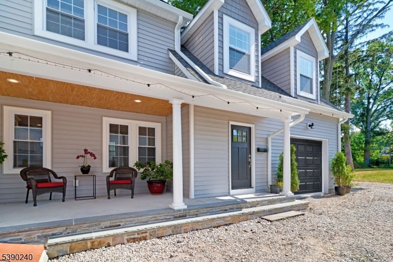 Attached, Exterior, Facade, None