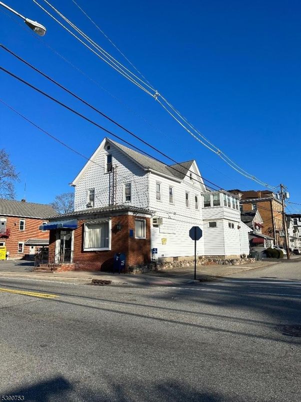 Exterior, Facade, Brick Facade, Cape Cod