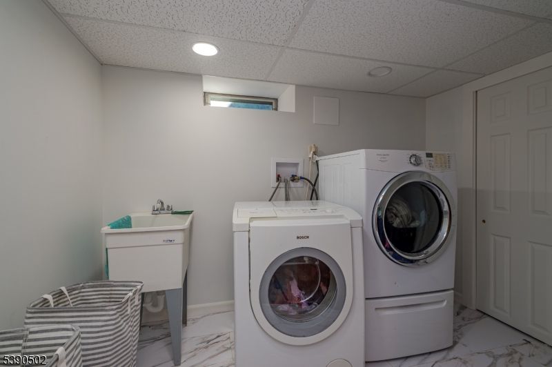 Interior, Marble, Recessed Lighting, Washer