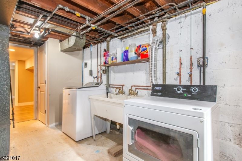 Interior, Washer, Wooden Beams
