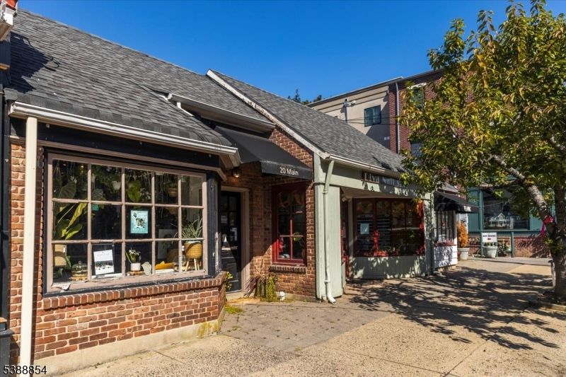 Exterior, Facade, Brick Facade, Log Home