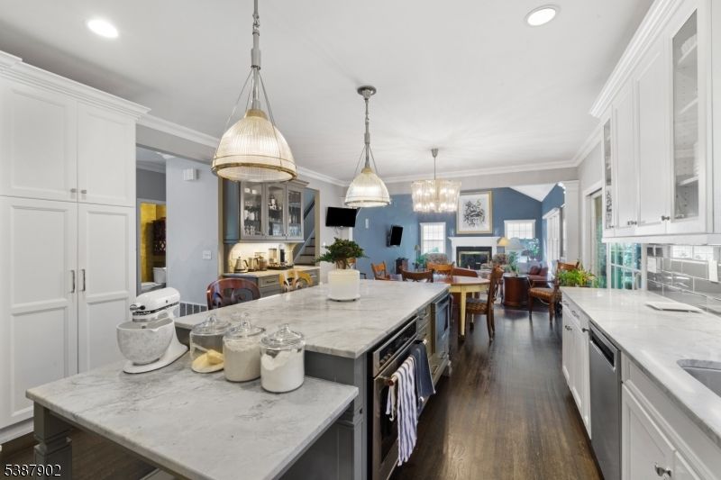Chandelier, Dining room, Interior, Kitchen, Pendant Lights, Recessed Lighting, Wood Texture Flooring