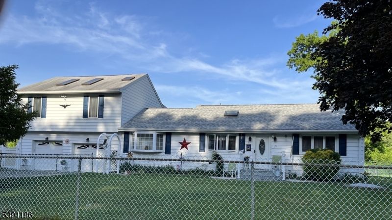 Attached, Exterior, Facade, Cape Cod