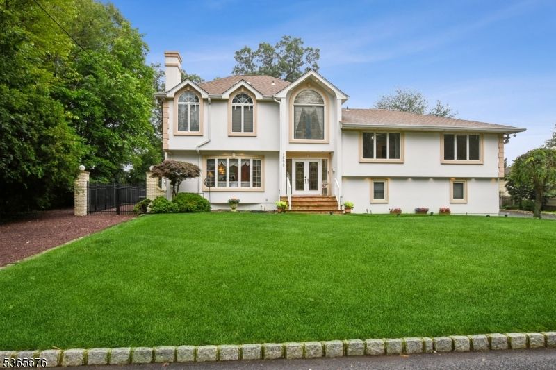 Backyard, Exterior, Facade, Split Level