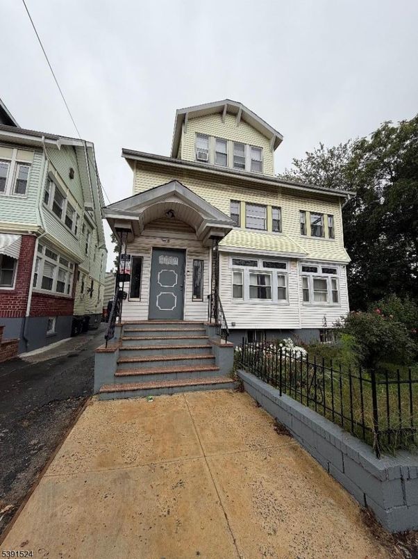 Exterior, Facade, American Foursquare