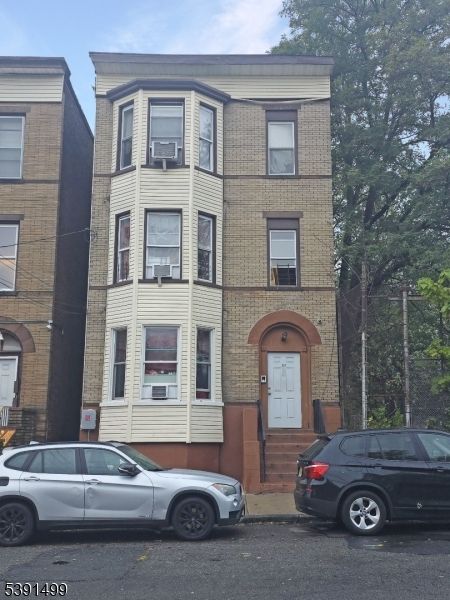 Exterior, Facade, Brick Facade, Rowhouse