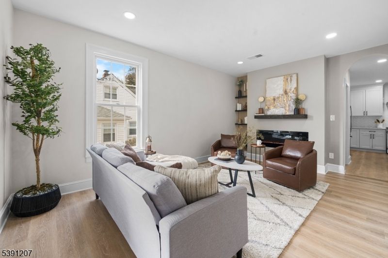 Interior, Living room, Recessed Lighting, Wood Texture Flooring