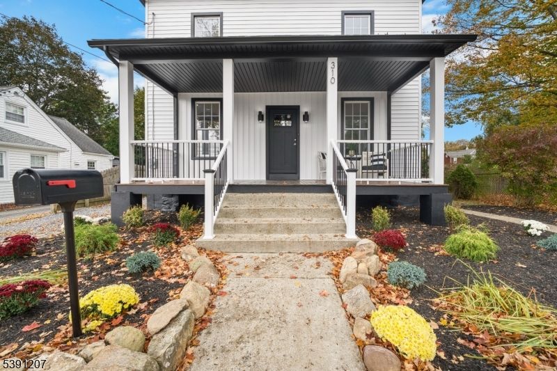 Exterior, Facade, American Foursquare