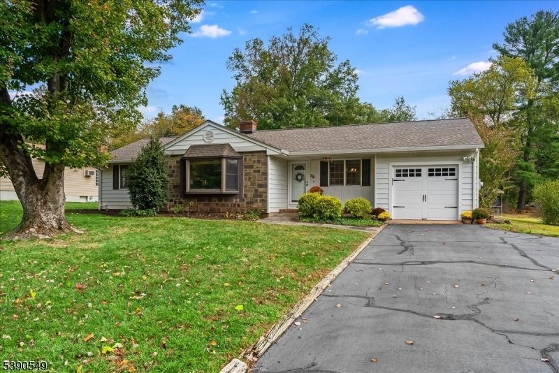 Attached, Exterior, Facade, Ranch