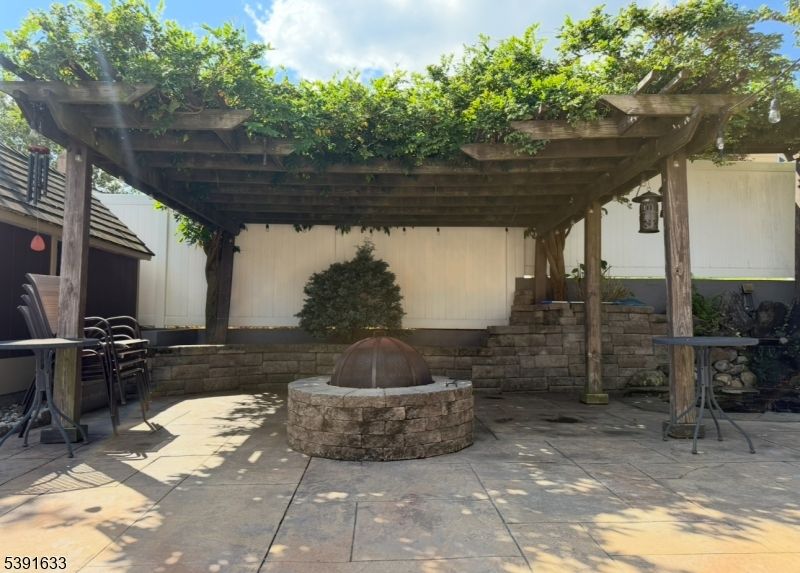 Exterior, Outdoor Kitchen