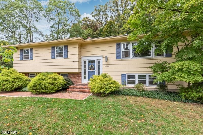 Exterior, Facade, Raised Ranch