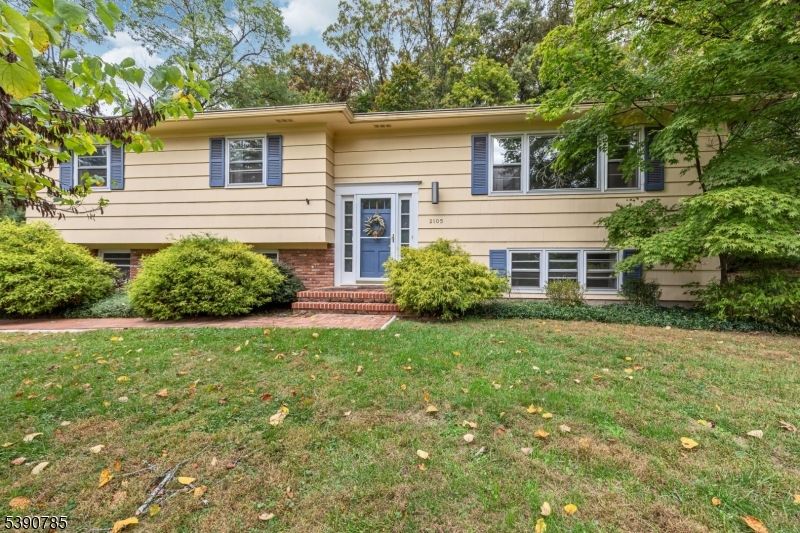 Exterior, Facade, Brick Facade, Raised Ranch