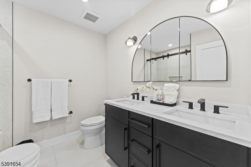 Bathroom, Dual Sink Vanities, Interior, Recessed Lighting