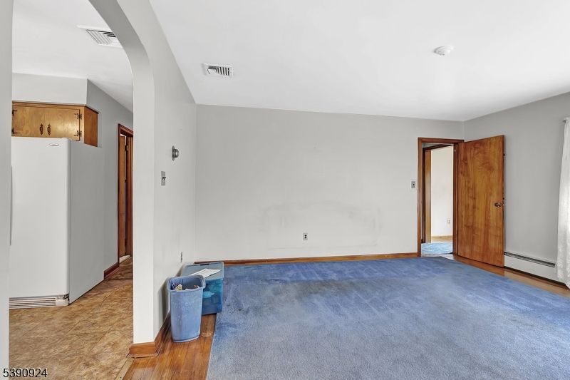 Empty room, Interior