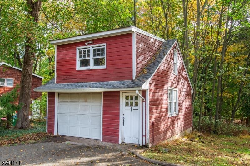 Attached, Exterior, Facade, None