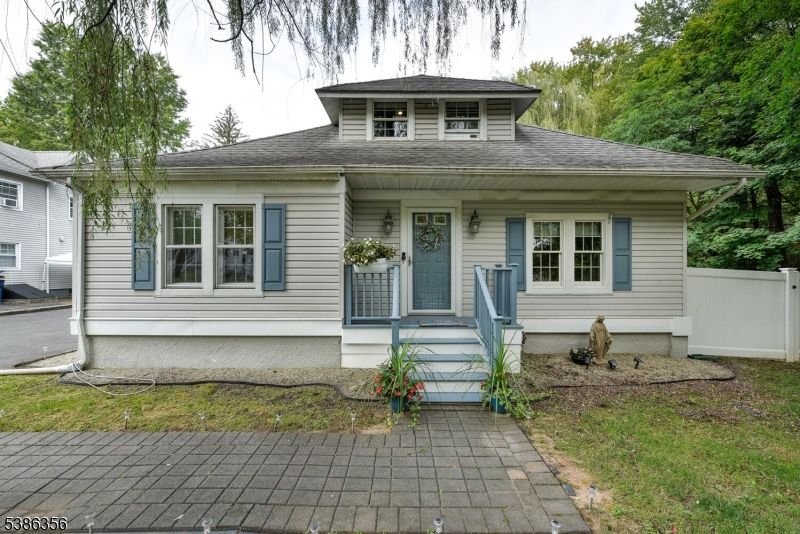 Exterior, Facade, Cape Cod