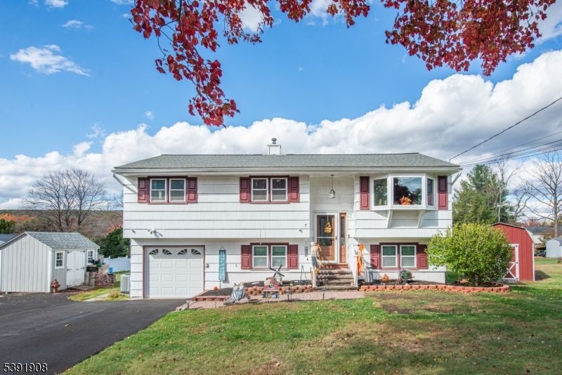 Attached, Exterior, Facade, Raised Ranch