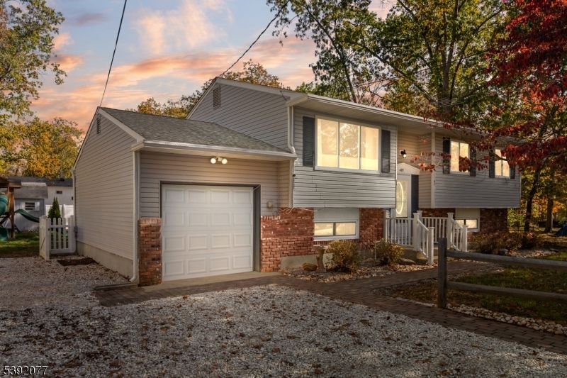 Attached, Exterior, Facade, Brick Facade, Raised Ranch