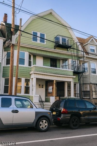 Exterior, Facade, Rowhouse