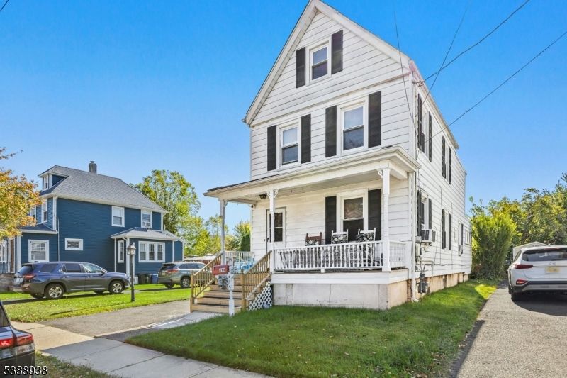 Exterior, Facade, Queen Anne Victorian