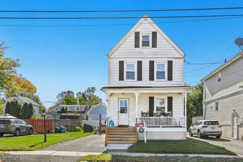 Exterior, Facade, Queen Anne Victorian