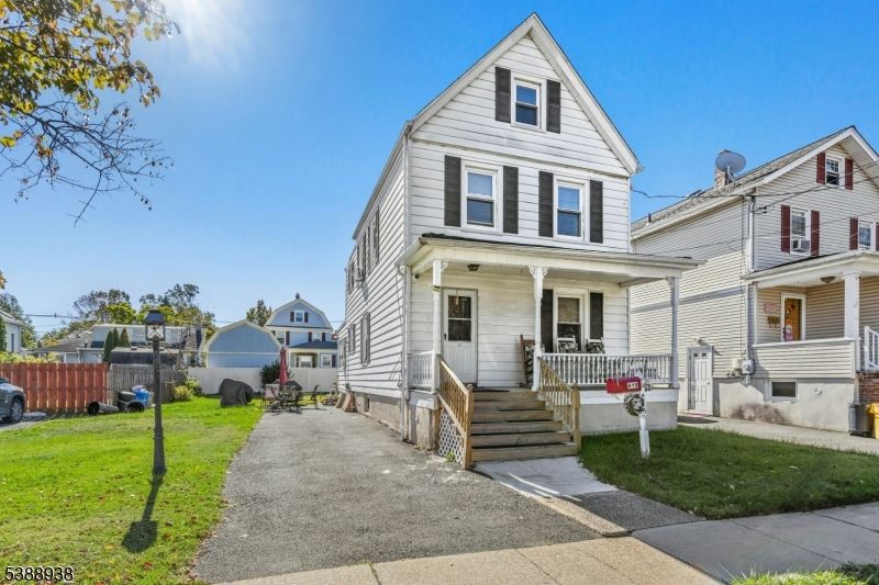 Exterior, Facade, Queen Anne Victorian