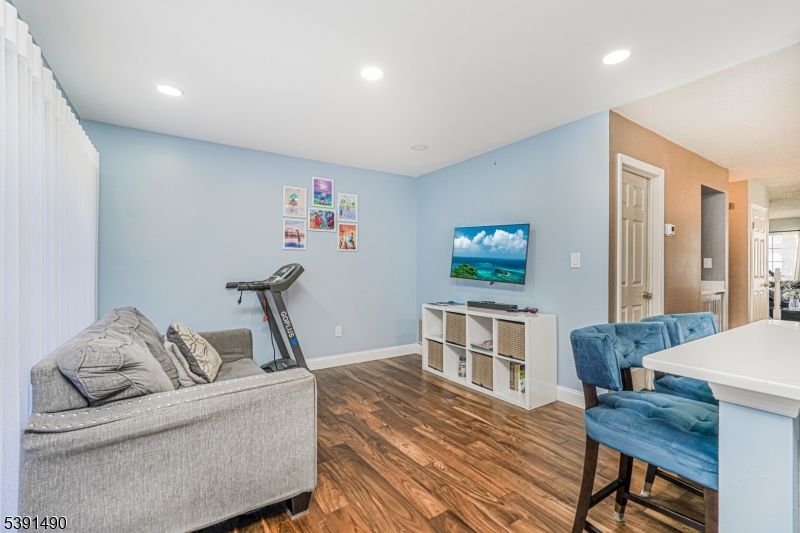 Fitness Equipment, Interior, Living room, Recessed Lighting, Wood Texture Flooring