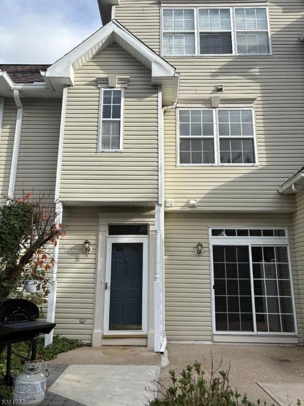 Attached, Exterior, Facade, Rowhouse