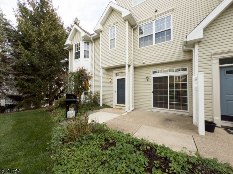 Attached, Exterior, Facade, Rowhouse