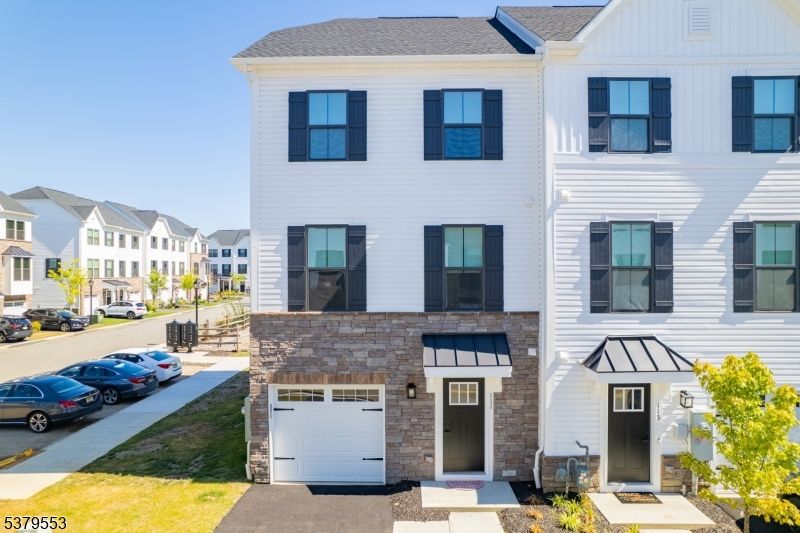 Attached, Exterior, Facade, Rowhouse