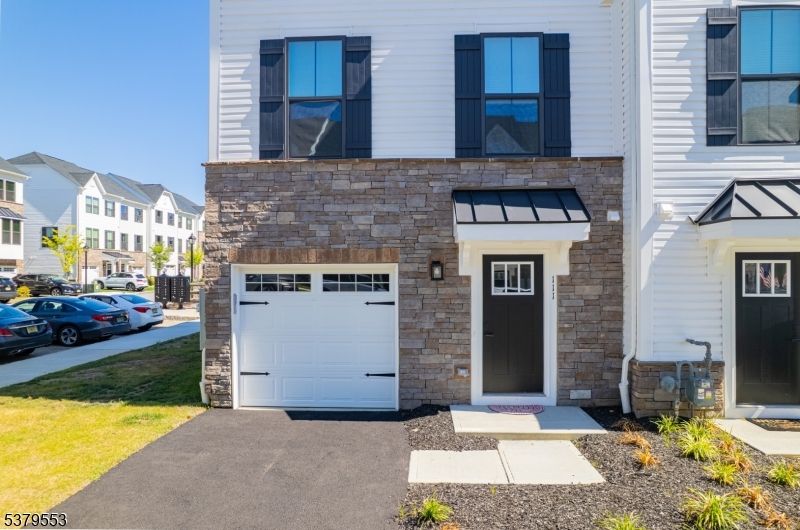 Attached, Exterior, Facade, Rowhouse