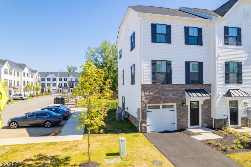 Attached, Exterior, Facade, Rowhouse