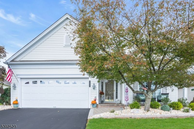 Attached, Exterior, Facade, None